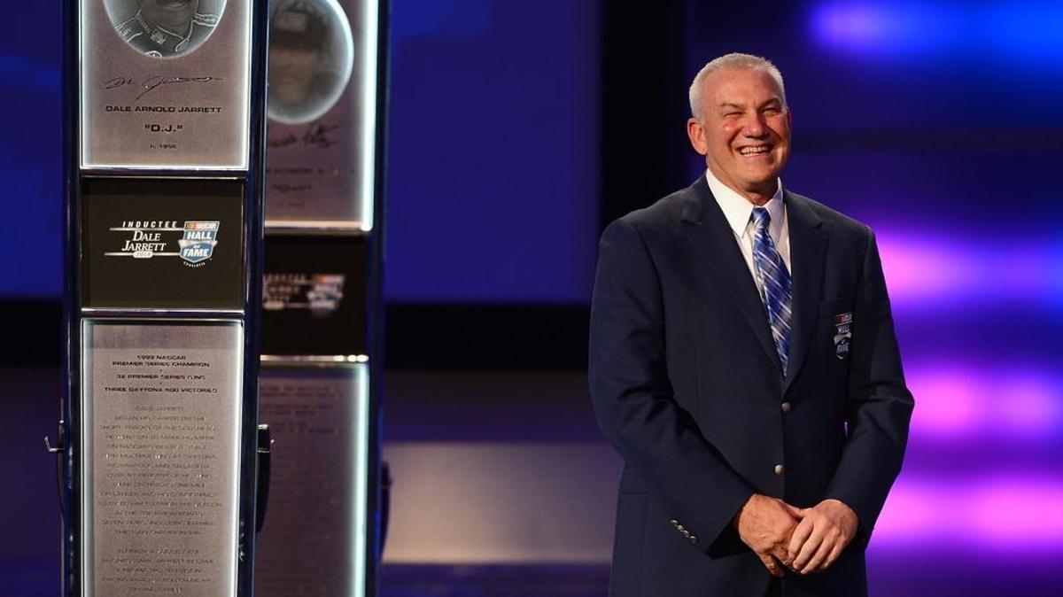 Dale Jarrett, shown here being inducted into NASCAR’s hall of fame in 2014, believes Jeff Gordon will win the 2015 Sprint Cup title.