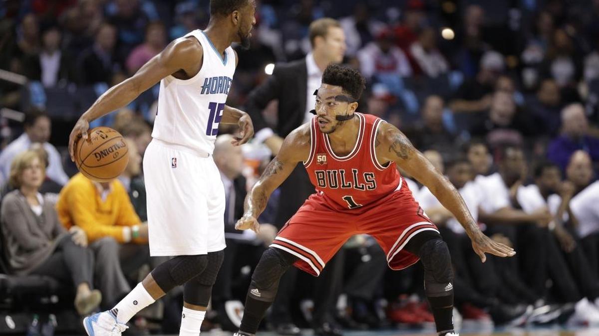 Chicago Bulls' Derrick Rose (1) guards Charlotte Hornets' Kemba Walker (15) in the first half of an NBA basketball game in Charlotte, Tuesday, Nov. 3, 2015.