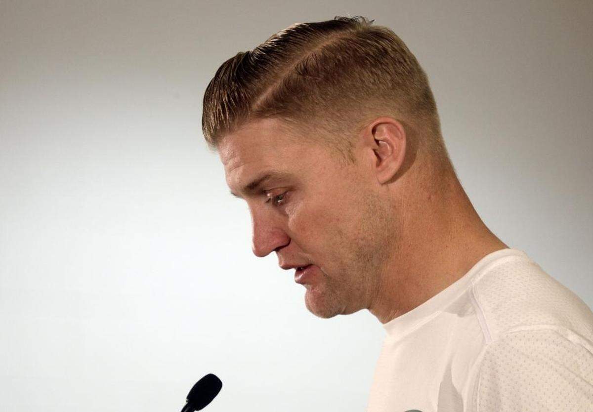 Josh McCown, the best quarterback in New York this season, broke down Sunday as he talked about breaking his left hand.