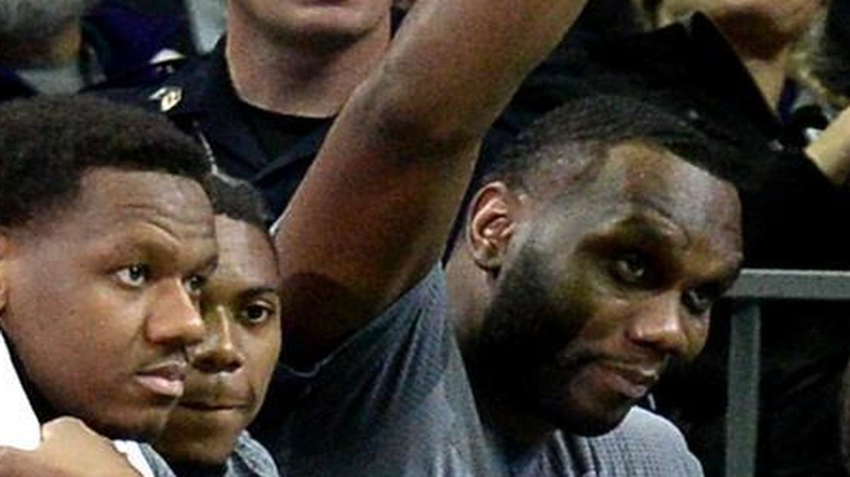 Former Charlotte Hornets center Al Jefferson, now with the Indiana Pacers, acknowledges the crowd’s applause with a wave during a first-half tribute at the Spectrum Center on Monday.