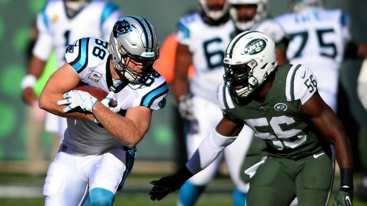Linebacker Demario Davis (56) is among the New Orleans Saints’ offseason additions. Above, Davis, then with the New York Jets, looks to bring down Carolina Panthers tight end Greg Olsen last season.