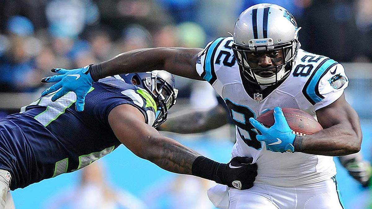 Carolina Panthers wide receiver Jerricho Cotchery (82) moves by Seattle Seahawks middle linebacker Bobby Wagner (54) during the first half of an NFL divisional playoff football game, Sunday, Jan. 17, 2016, in Charlotte, N.C. (AP Photo/Mike McCarn)